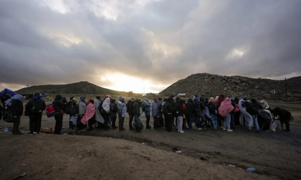 NYT: «Φρένο» σε προγράμματα προσωρινής εγκατάστασης μεταναστών στις ΗΠΑ από την κυβέρνηση Τραμπ